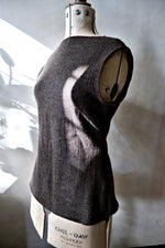 Load image into Gallery viewer, Woollen Gauze Mock Neck Singlet
