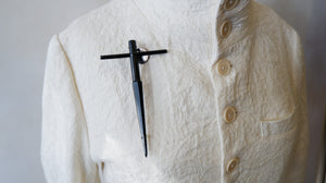 BROOCH - POLYURETHANE RESIN "CROCE" & SILVER DISC